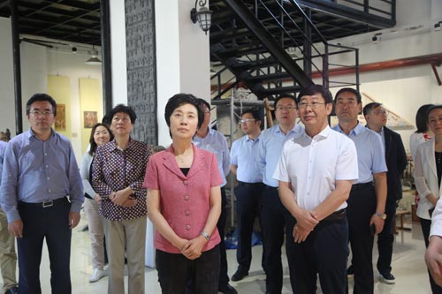 http://www10.hxu.edu.cn/__local/3/8B/2D/6C862EEF65346905B027B02DEC5_FC4DA5A9_FADA.jpg