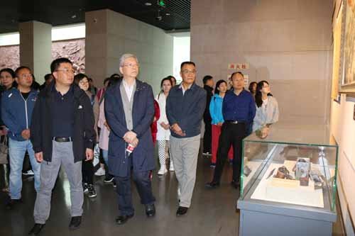 http://www10.hxu.edu.cn/__local/E/C7/4A/AAABDD233A8626C669539208B7C_8A09056A_A824.jpg